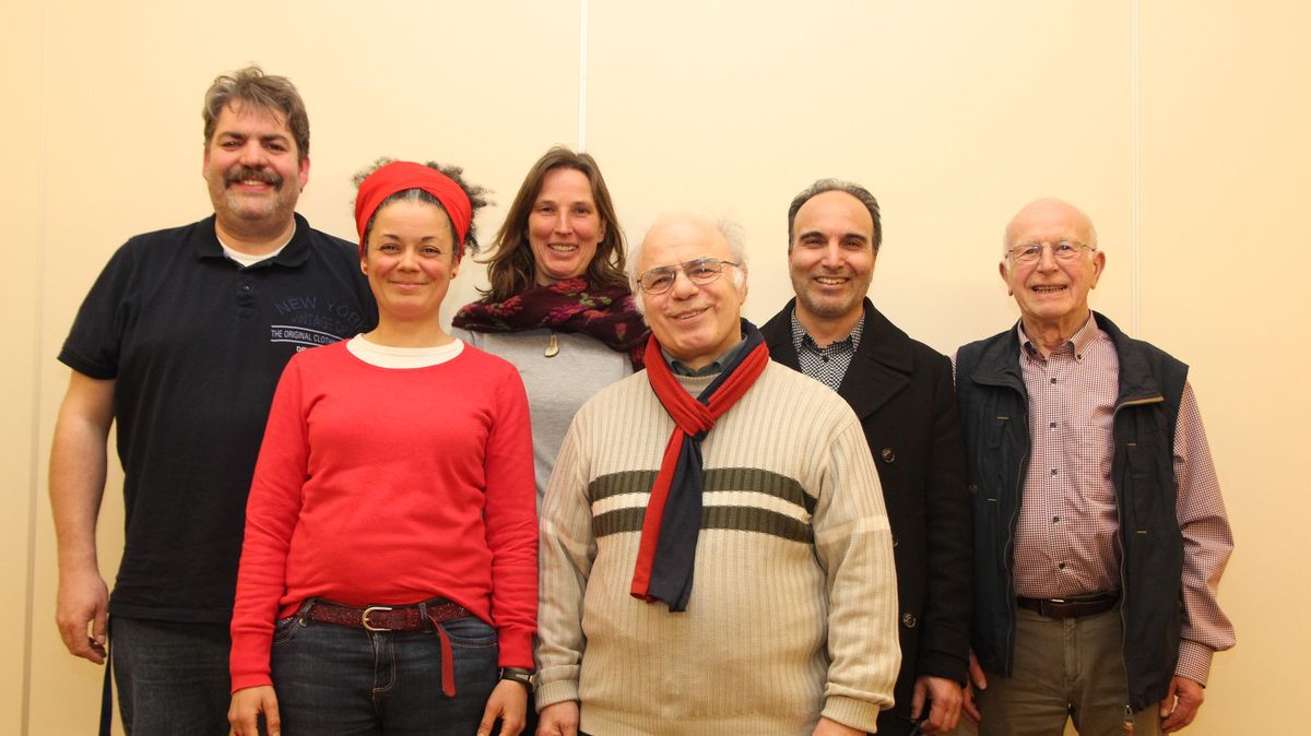 Der neue Vorstand des Kulturkreises Am Dobrock (von links) mit Andreas Lauer (zweiter Vorsitzender), Imèn Gharbi (Beisitzerin), Cordula Clausen (Vorsitzende), Knut Senftleben (Schriftführer), Hannemann "Sodhi" Sewasingh (Beisitzer). Ursula Baltruks-Peters wurde in Abwesenheit zur neuen Kassenführerin gewählt. Foto: Grewe
