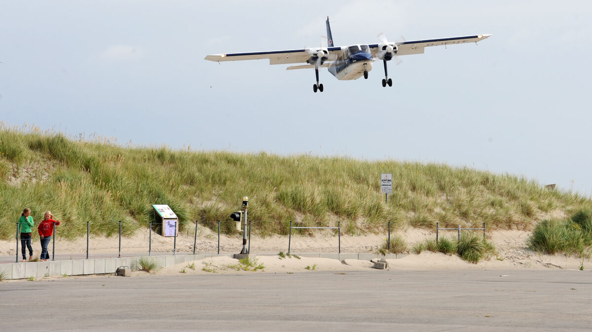 Ein Flugzeug landet auf dem Flughafen auf der Düne der Hochseeinsel Helgoland. Bei einer Landung, die in diesem Foto nicht eingefangen ist, ist es zu einem Unfall gekommen. Symbolfoto: Marcus Brandt/dpa
