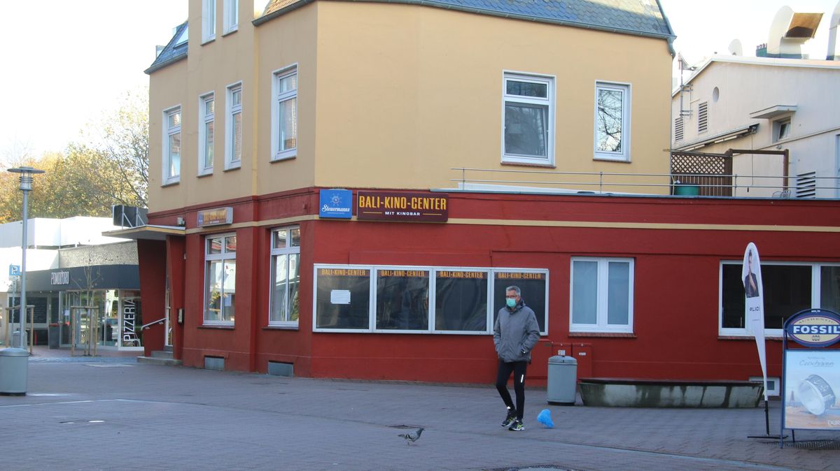 Das Bali-Kino-Center im Herzen der Cuxhavener Innenstadt ist seit dem zweiten Lockdown Anfang November 2020 geschlossen. Nach jetzigen Planungen soll das Kino mit seinen drei Sälen unter einem Dach am Donnerstag, 6. Mai, wieder öffnen. Foto: Potschka