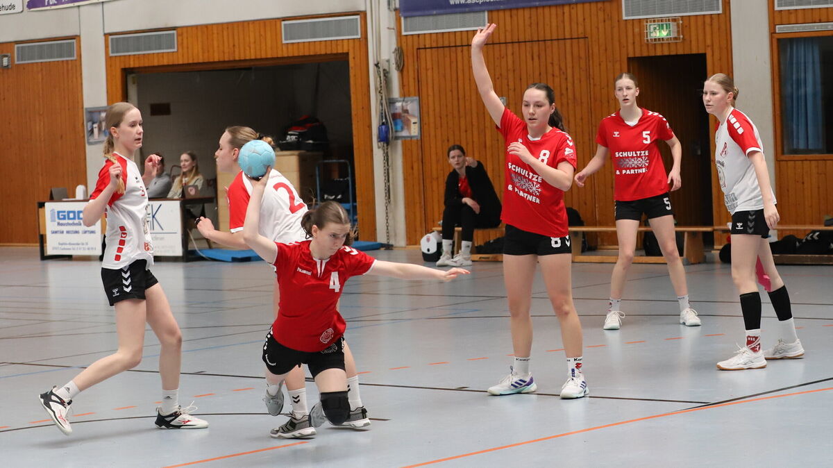 Darenka Steffens hat sich durch getankt und vollendet zum zwischenzeitlichen 5:1 für die weibliche B-Jugend des TSV Altenwalde. Foto: Witthohn