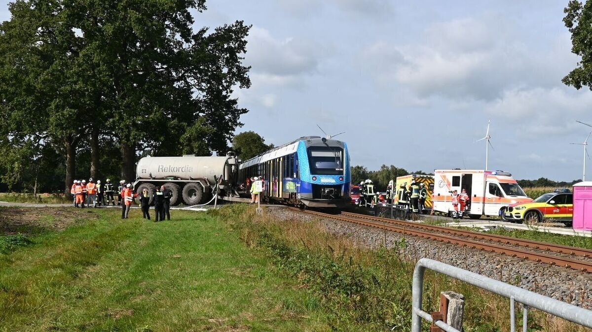 Auf der eingleisigen Bahnstrecke kommt es am unbeschrankten Bahnübergang in Kutenholz zum Unfall. Foto: Polizei Stade