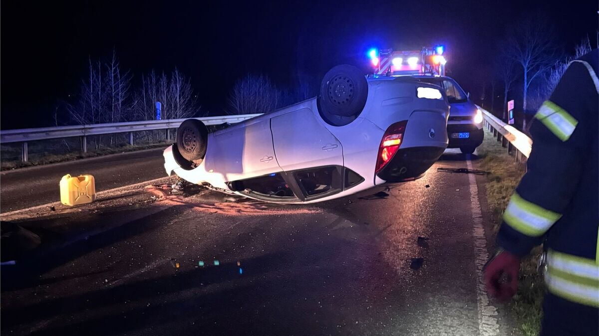 Bei Eintreffen der Rettungskräfte hatte sich der verletzte Fahrer selbstständig aus einer misslichen Lage befreit und wurde von Ersthelfern betreut. Foto: Lange