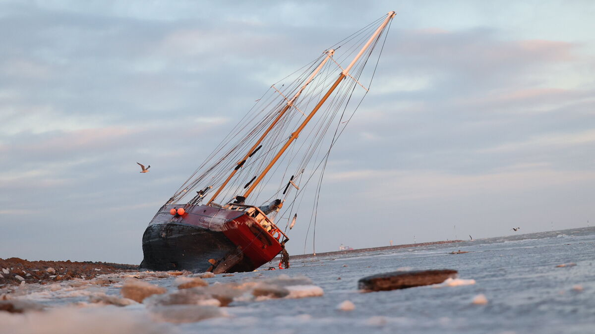 Der Gaffelschoner „Ethel von Brixham“ liegt nach wie vor am Kugelbake-Leitdamm auf Grund. Foto: Larschow