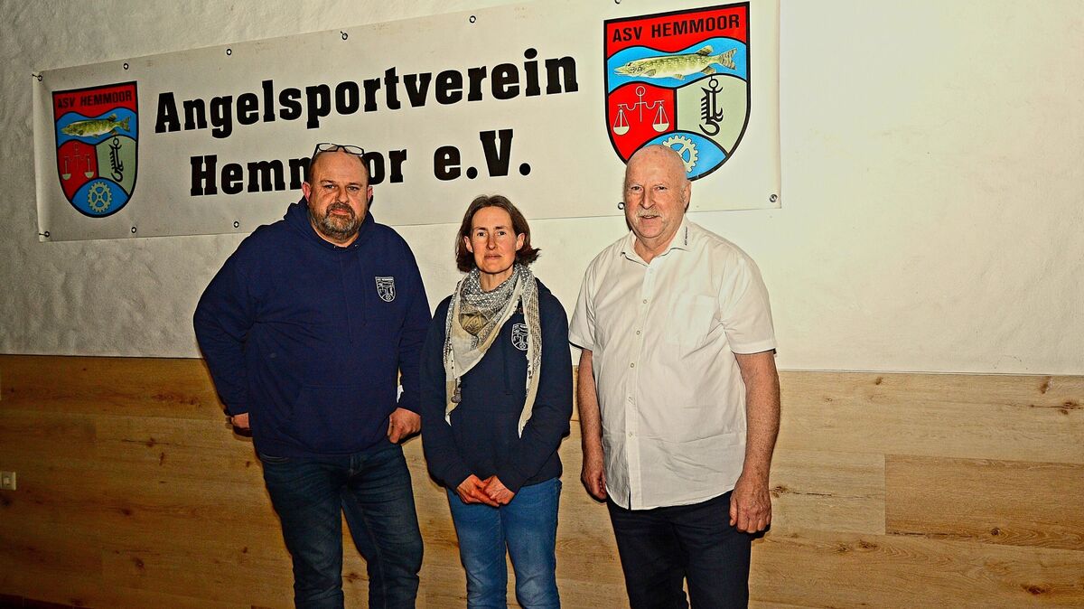 Der erste Vorsitzende des ASV Hemmoor, Heiko Gamlin (l.), und der zweite Vorsitzende Hans-Walter Jacob (r.) überreichen Kerstin Michaelis die Silberne ASV-Nadel. Foto: Lange