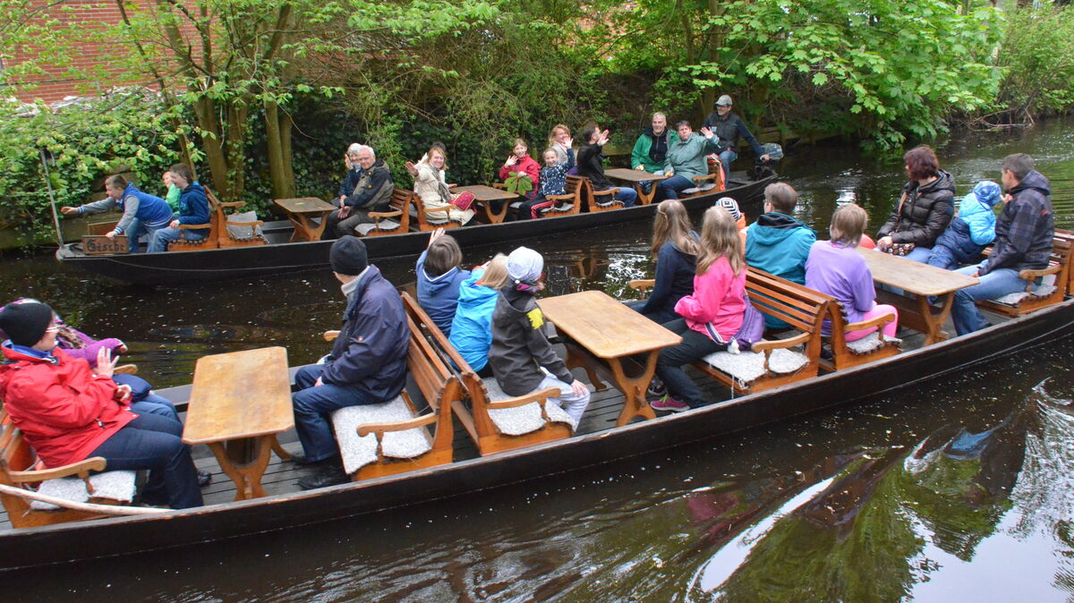 Gemütliche Kahnfahrt auf der Medem: Besucher des Sietländer Kahnfests genießen die idyllische Wasserlandschaft und fröhliche Gemeinschaft. Foto: Schröder