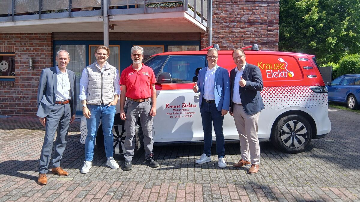 Begleitet vonder SSK Cuxhaven als regionalem Finanzierungspartner und Mitgesellschafter Henrik Oevermann geht Krause Elektro als Teil der Unternehmensgruppe von Paul Tiberius Gansbergen in die Zukunft. Vor dem Firmensitz trafen sich Manfred Holzgrabe, SSK Cuxhaven, Paul Tiberius Gansbergen, Markus Krause, Henrik Oevermann und Kai Mangels, SSK Cuxhaven (v.l.)
