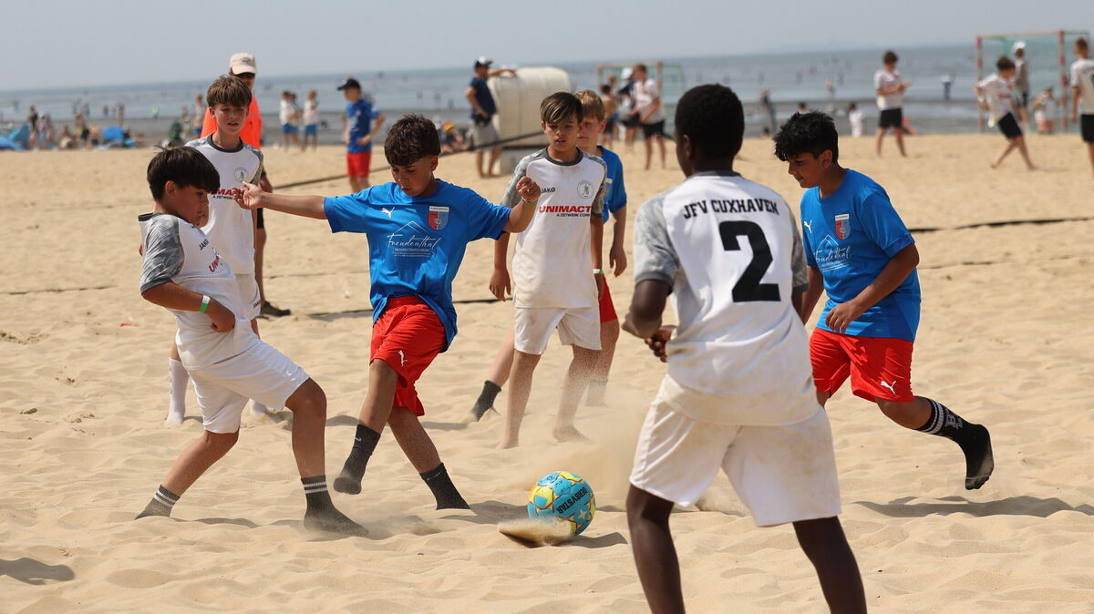Obwohl es über 30 Grad waren, trotzten die jungen Beachsoccer-Spieler der Hitze und kämpften um jeden Ball. Foto: May