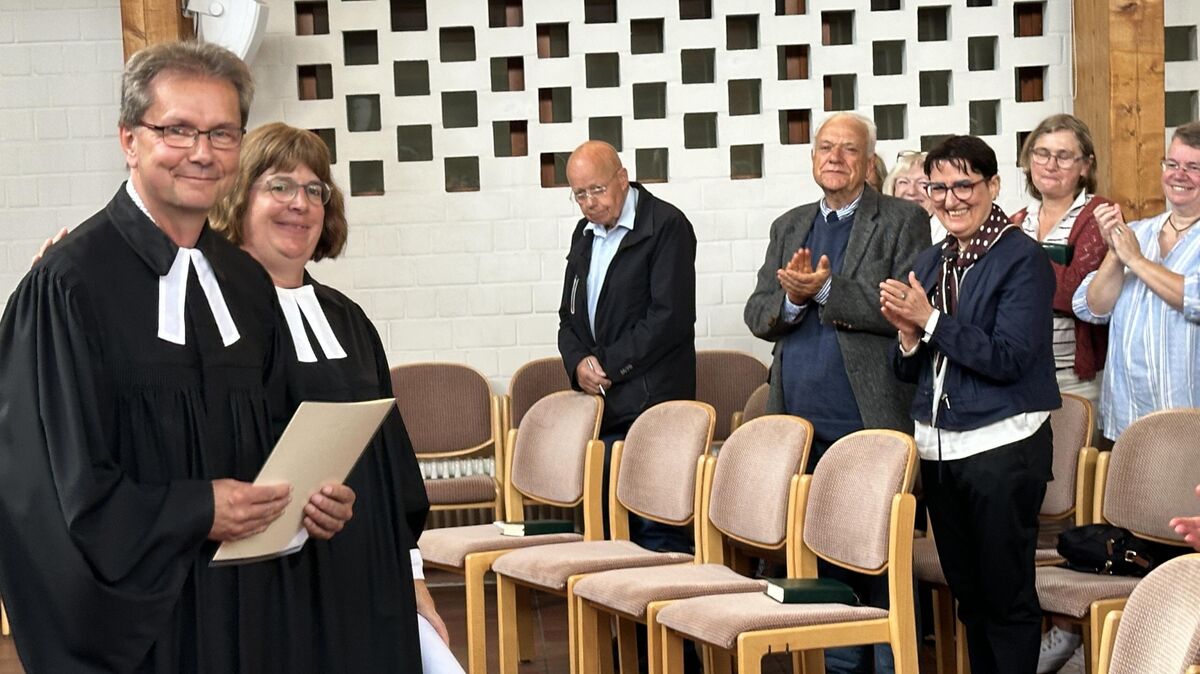 Eine Etappe ist geschafft: Nach 34 Jahren Dienstzeit allein in der Gnadenkirche befindet sich Pastor Hans-Christian Engler, hier zusammen mit Superintendentin Kerstin Tiemann, nun im Ruhestand. Foto: Reese-Winne