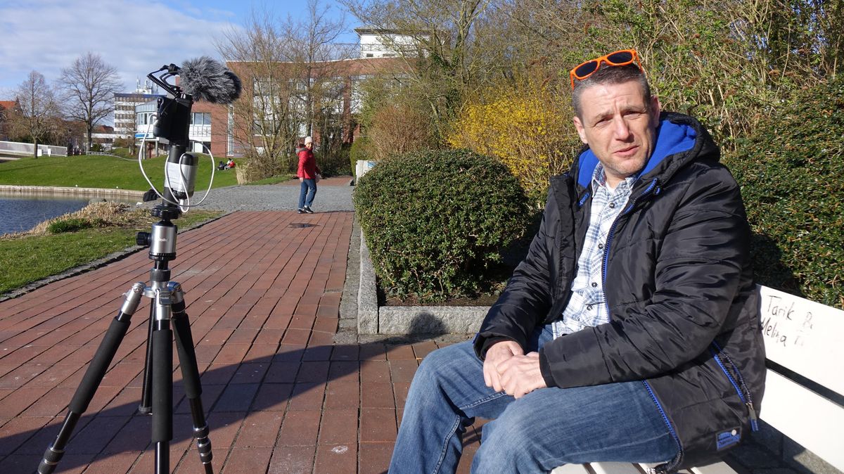 Der Cuxhavener Tomo Andic (47) ist einer der Teilnehmer der "Sonntagsspaziergänge" in Cuxhaven. Nach eigenen Angaben filmt er nur das Zeitgeschehen, die Stadt hält ihn für den Veranstalter. Foto: Bohlmann-Drammeh