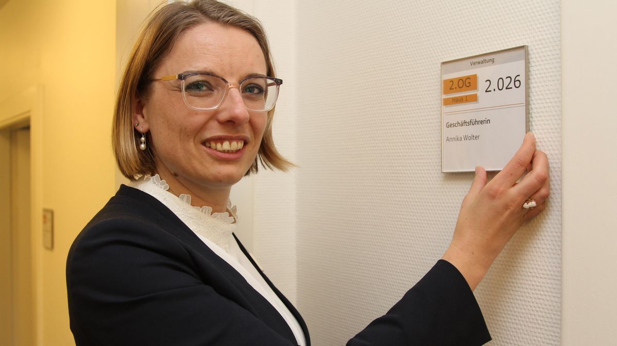 Nur Montag noch, dann gibt es den letzten verbleibenden Urlaubstag, bevor Annika Wolters Zeit als Geschäftsführerin der Helios-Kliniken in Cuxhaven und Nordenham beendet ist und das Namensschild abgenommen werden kann. Foto: Reese-Winne