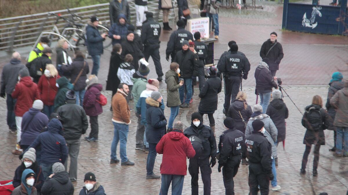 Am vorigen Sonntag überprüfte ein großes Polizeiaufgebot die Einhaltung der Corona-Auflagen. Foto: Kramp