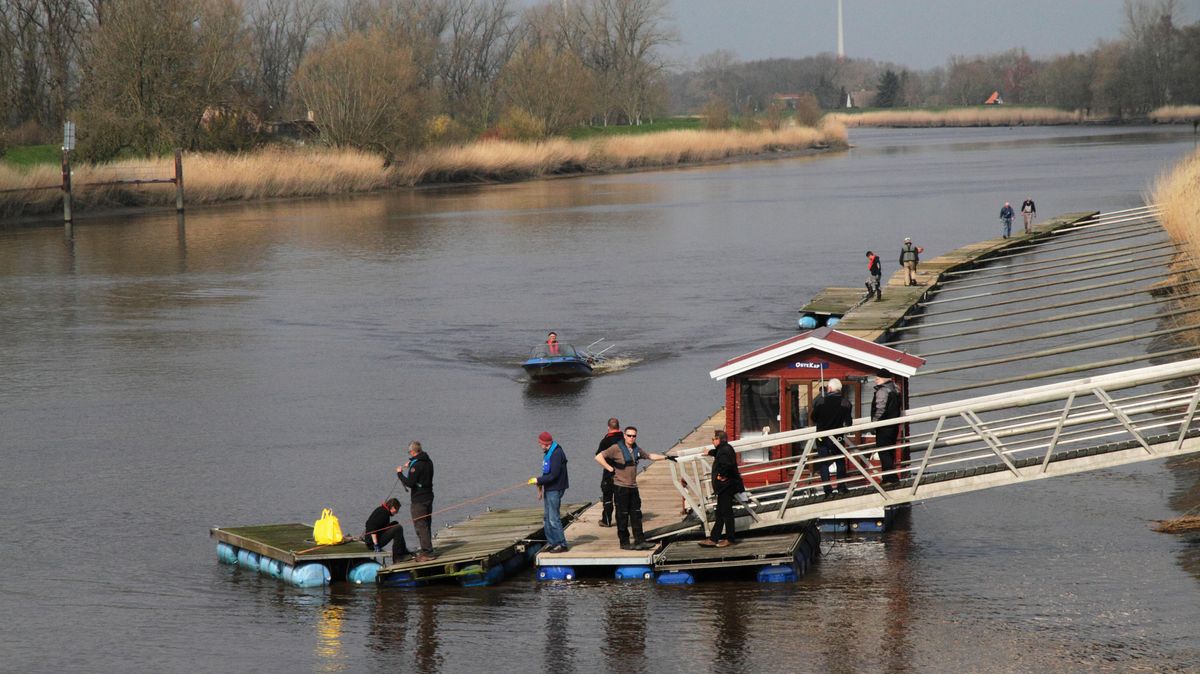 Die Seglergemeinschaft Oberndorf/Oste (SGO) hat ihre Steganlage zu Wasser gebracht und aufgebaut. Foto: Engeln
