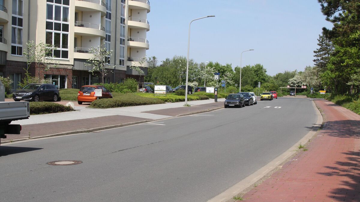 Auch an einem strahlenden Mai-Tag ist in der Kurparkallee noch viel Luft. Martin Gojny, der den Räumen links in der Kurpark-Residenz sein Reha-Zentrum betreibt, findet die Gebührenerhöhung daher auch nicht zielführend, zumal die Patienten nichts mit dem Tourismus zu tun hätten. Foto: Reese-Winne