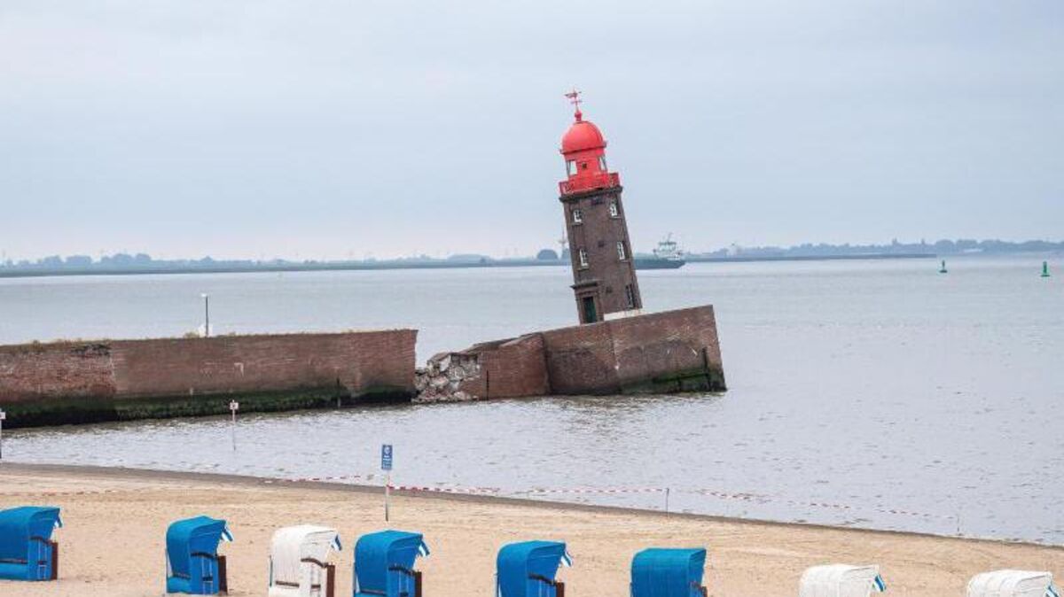 Der von Einsturz bedrohte schiefe Moleturm an der Einfahrt zum Fischereihafen in Bremerhaven steht noch. Die Mole sei nicht weiter abgesackt, sagte ein Polizeisprecher am Freitag. Foto: Sina Schuldt