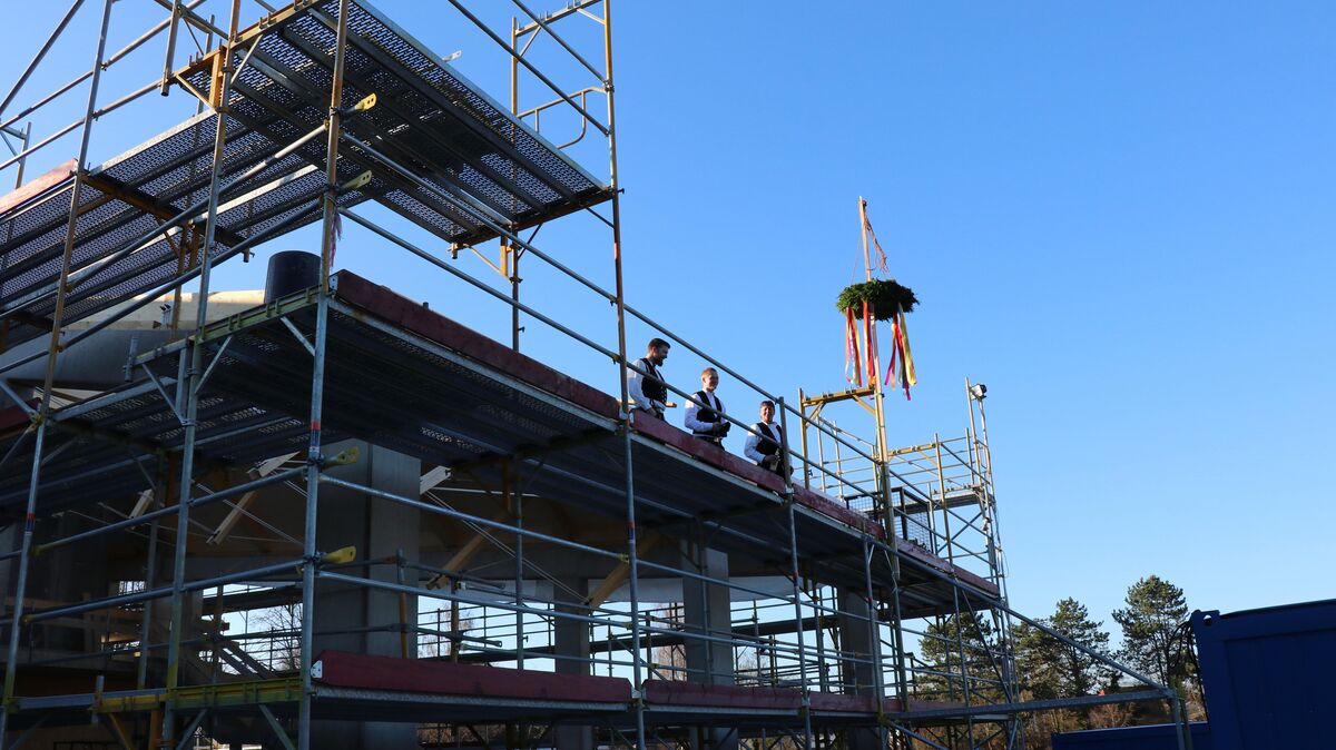 Den Zimmerern der Firma Hocke aus Bremen war es vorbehalten, den Richtspruch zu sprechen und dem Mensa-Neubau den Segen der Handwerker zu geben. Foto: Mangels