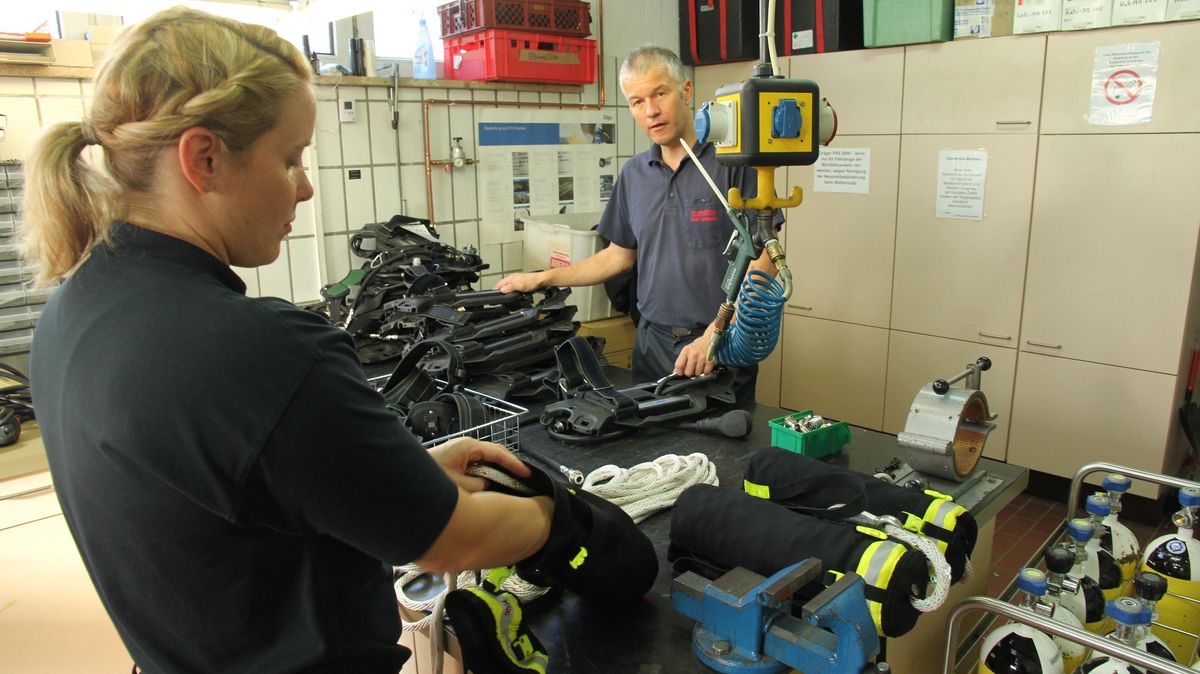 Einen Einblick in die Atemschutzwerkstatt erhielten die Ausschussmitglieder. Maike Abbes und Martin Brütt reinigen und überholen die Ausrüstung nicht nur für die Mitglieder der Berufsfeuerwehr, sondern für alle Freiwilligen Feuerwehren aus Cuxhaven. Foto: Sassen