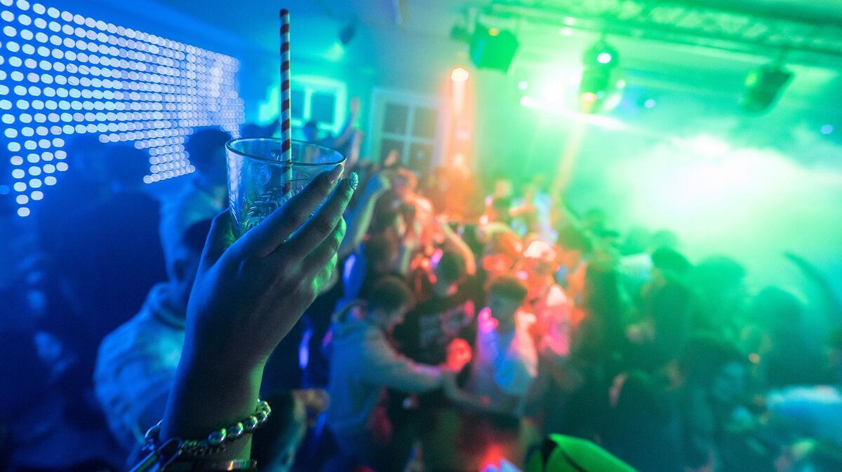 Die Maskenpflicht in niedersächsischen Discos, Clubs und Shisha-Bars entfällt ab sofort gemäß eines Urteils des Oberverwaltungsgerichts Lüneburg. Foto: Gollnow/dpa