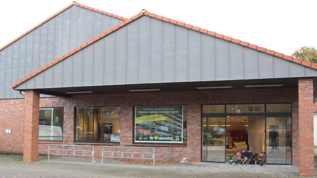 ehemaliger Aldi-Markt, bald Edeka-Getränkemarkt und Poststelle
Wer auf das Edeka-Gelände einbiegt, kann beobachten, dass im früheren Aldi-Markt ordentlich gearbeitet wird. Ein Plakat weist auf den baldigen Getränkemarkt hin. Foto: Reese-Winne
