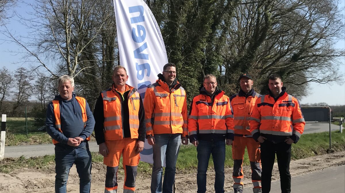 Das Bauteam der Firma Matthäi mit Udo Janssen aus dem Planungsbüro BPR (3.v.l.) und Björn Feindt, technischer Leiter bei Matthäi (3.v.r.). Rechts Bauleiter Jan-Dirk Schlichte-Hermann. Foto: Reese-Winne