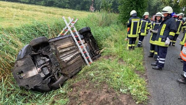 Unfall im Kreis Cuxhaven: Fahrerin verliert die Kontrolle und landet im Graben