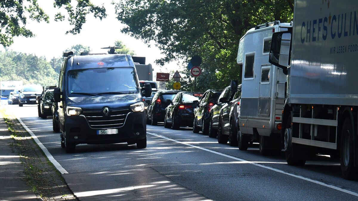 Alltag zwischen Hechthausen und Burweg. Der Verkehr kann auf der Brücke angesichts einer Teilsperrung nur einspurig erfolgen. Eine Ampelschaltung regelt die Verkehrsführung. Foto: Schröder