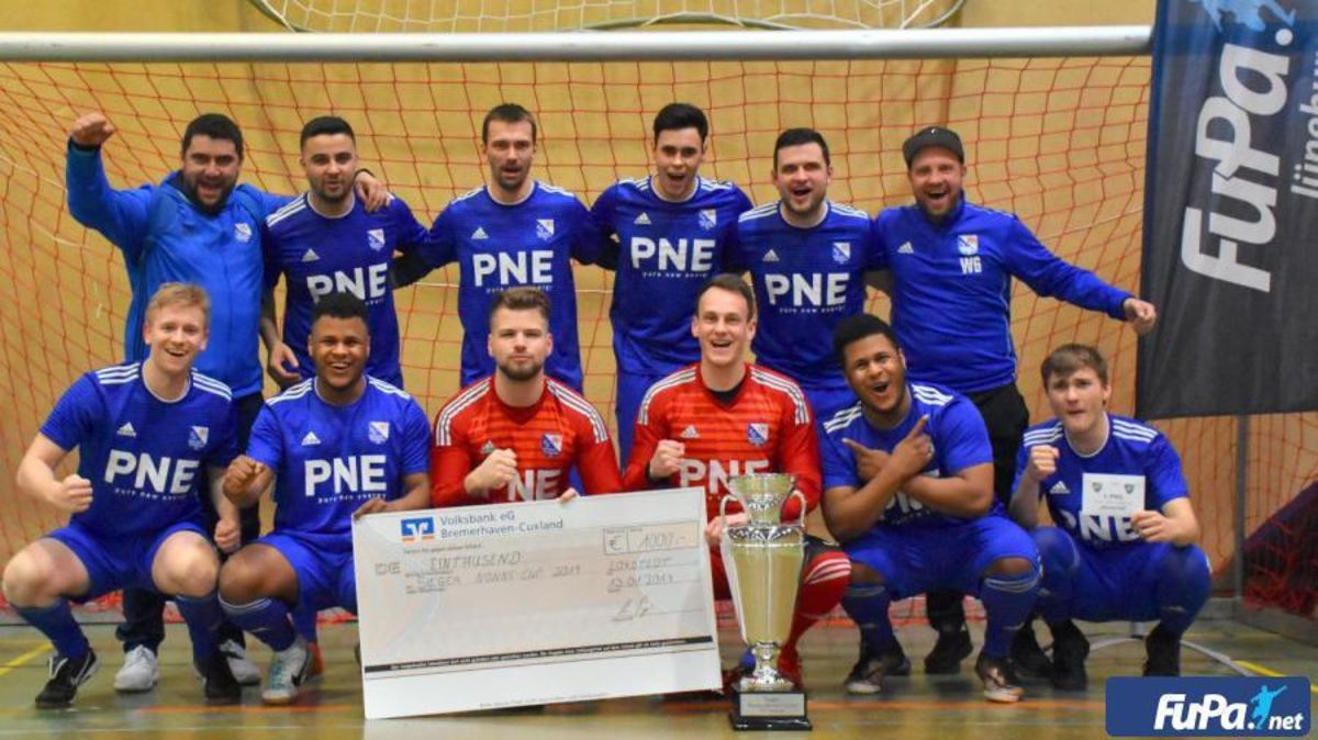 Der FC Eintracht Cuxhaven freute sich über den 1000-Euro-Siegerscheck. Foto: Harneit/FuPa