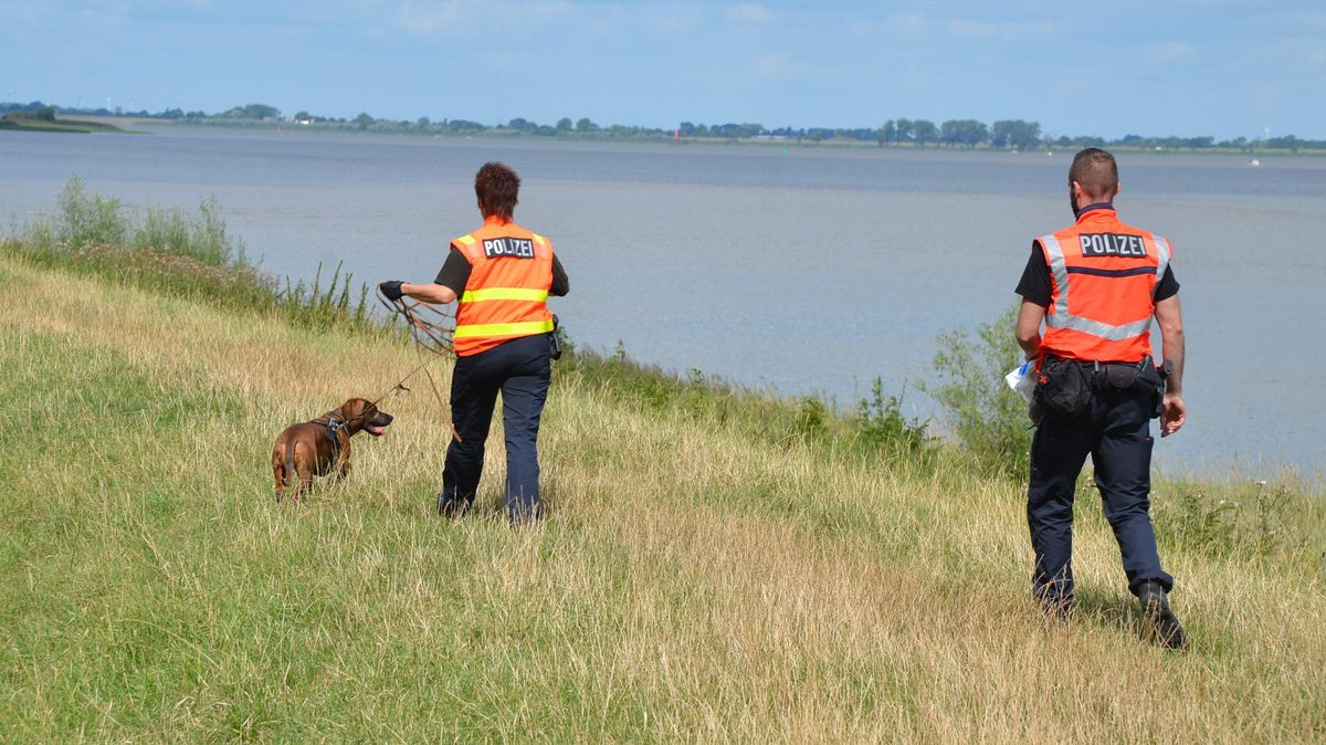 Die Ermittler suchten den Strand nach weiteren Hinweisen ab. Foto: Polizei