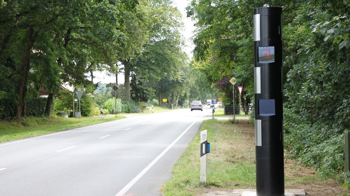 Die neue Blitzeranlage an der B 73 in Hechthausen-Bornberg ist in der Lage, Geschwindigkeitsüberschreitungen in beide Fahrtrichtungen zu erfassen. Weitere Säulen sollen bis zum Jahr 2028 im Kreisgebiet folgen, so in Otterndorf und Hemmoor. Foto: Landkreis Cuxhaven