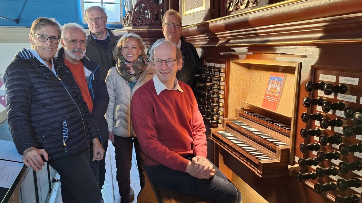 Der Verein zum Erhalt der Gloger-Orgel Otterndorf steht vor einem Umbruch. Die Vereinsvorsitzende Irmgard Kröncke (links) und ihre Stellvertreter Marianne Nitsche (4.v.l.) und Klaus Erbacher (2.v.l.) wollen sich zurückziehen. Kreiskantor Kai Rudl (vorne sitzend) hört im September auf. Foto: Schoener