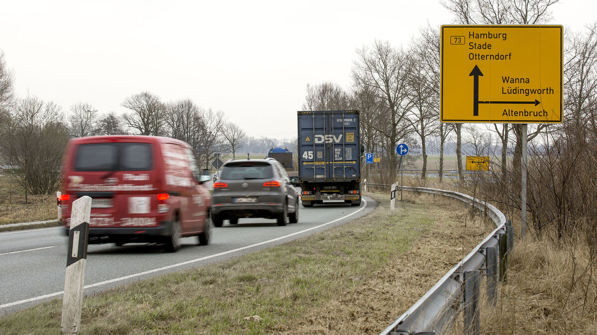 Auch nach 14 Jahren Planung in kommunaler Hand ist noch nicht absehbar, wann mit dem dreistreifigen Ausbau der B73 von Cuxhaven nach Otterndorf begonnen wird. Foto: Adelmann