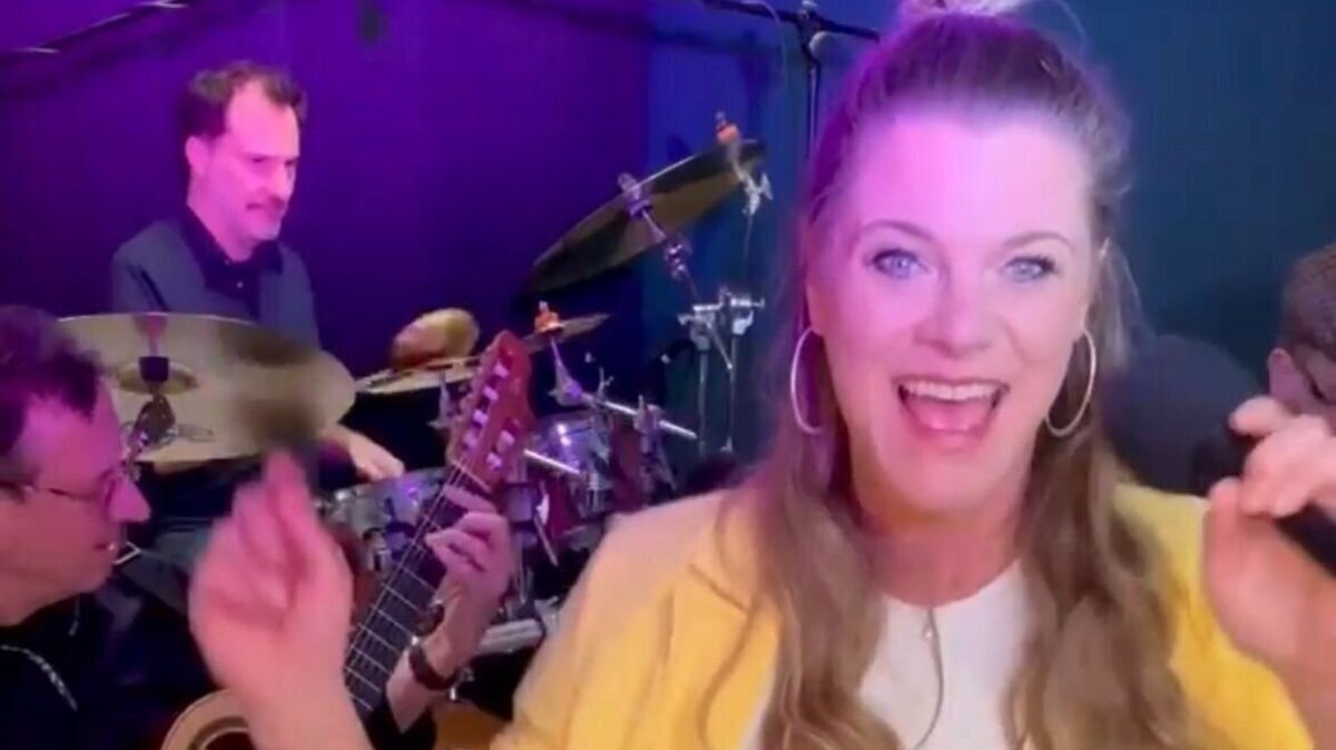 Die Schlagersängerin Anna Valerian mit ihrer Band im Probenraum. Foto: Wawrzyniak