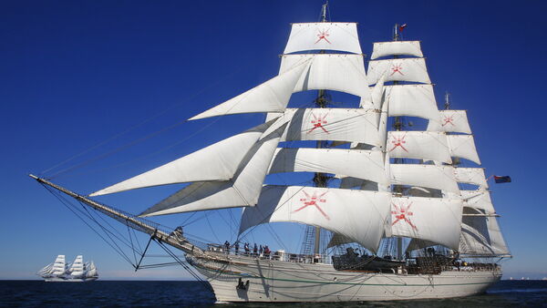 Open Ship auf Windjammer: Omanisches Staatsschiff "Shabab Oman II" besucht Cuxhaven 