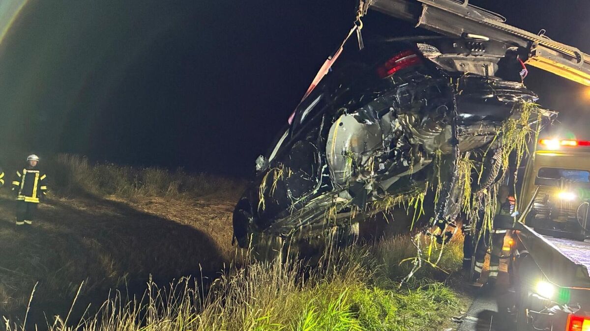 Das schwerbeschädigte Fahrzeug wird mit einem Kranwagen aus dem Wasser geborgen. Foto: Lange