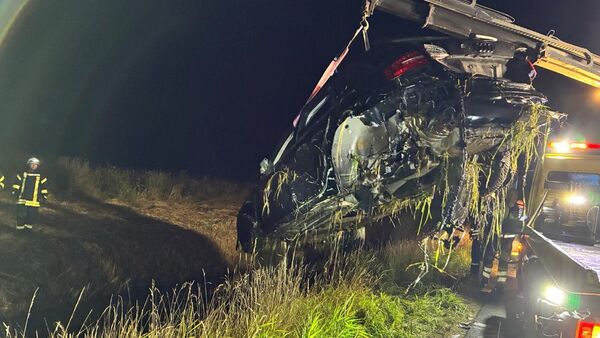 Unfall in Cadenberge: Auto prallt gegen Geländer und landet dann im Graben