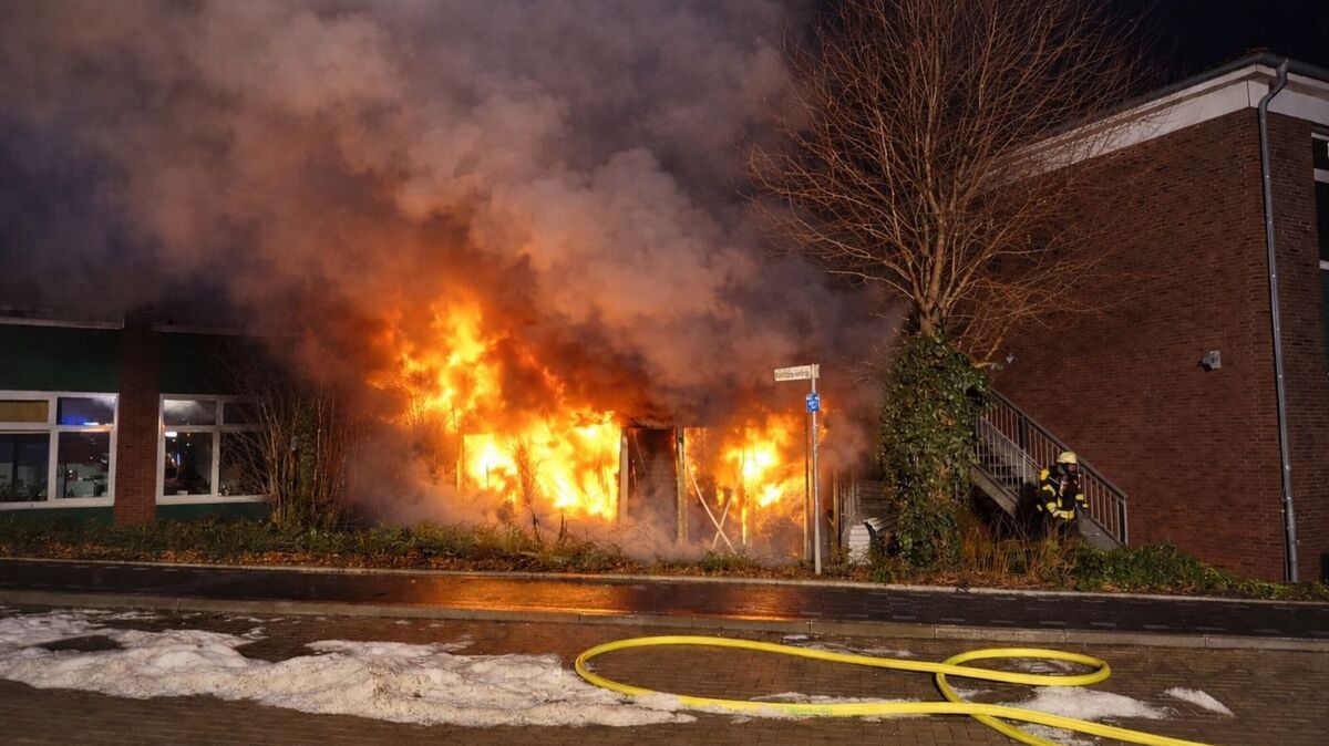 Beim Eintreffen der Einsatzkräfte steht eine Müllcontainer-Garage in unmittelbarer Nähe des Gymnasiums und des Fahrradunterstandes in Vollbrand. Foto: Lange