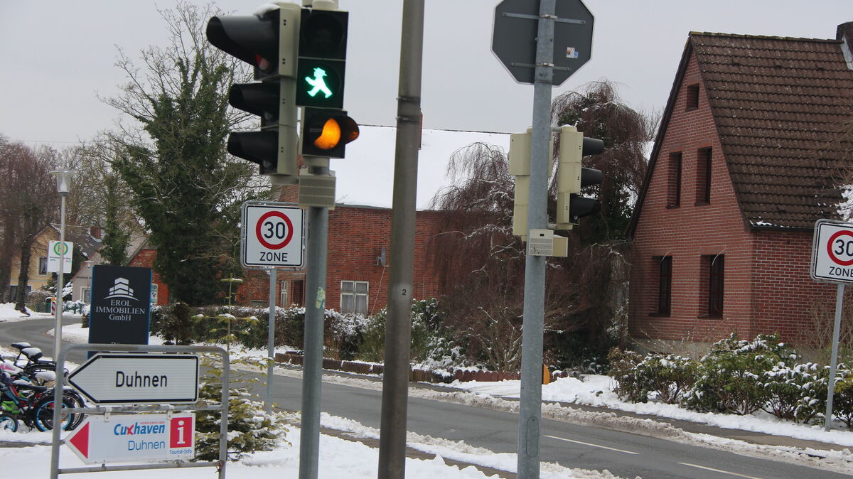 "Ostalgie" oder Reminiszenz an die Bundeshauptstadt: Cuxhaven hat eine besondere Fußgängerampel. In Stickenbüttel gibt es eine Ampel mit dem ursprünglich aus der DDR stammenden Ampelmännchen mit Hut. Foto: Kramp