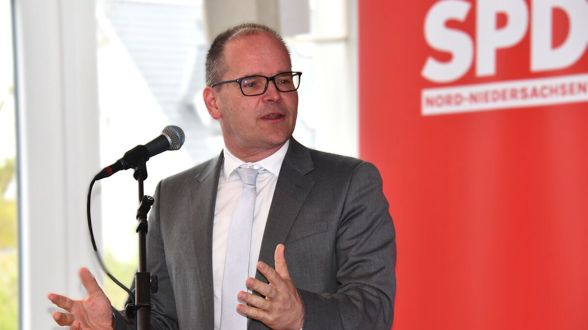 Der niedersächsische Wirtschaftsminister Grant Hendrik Tonne warb in Cuxhaven für die Nutzung erneuerbarer Energien. Foto: Schröder