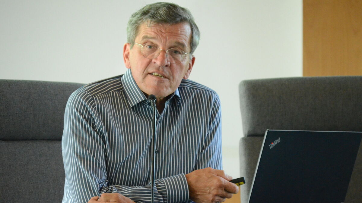Rainer Meyer zum Felde, Brigadegeneral a.D. und Experte für Sicherheitspolitik, sprach im Kreishaus über Deutschlands Rolle im Nato-Bündnis seit der doppelten Zeitenwende - der Bedrohung durch Russland und der Abkehr der USA von ihren Partnern in Europa. Foto: Rohde