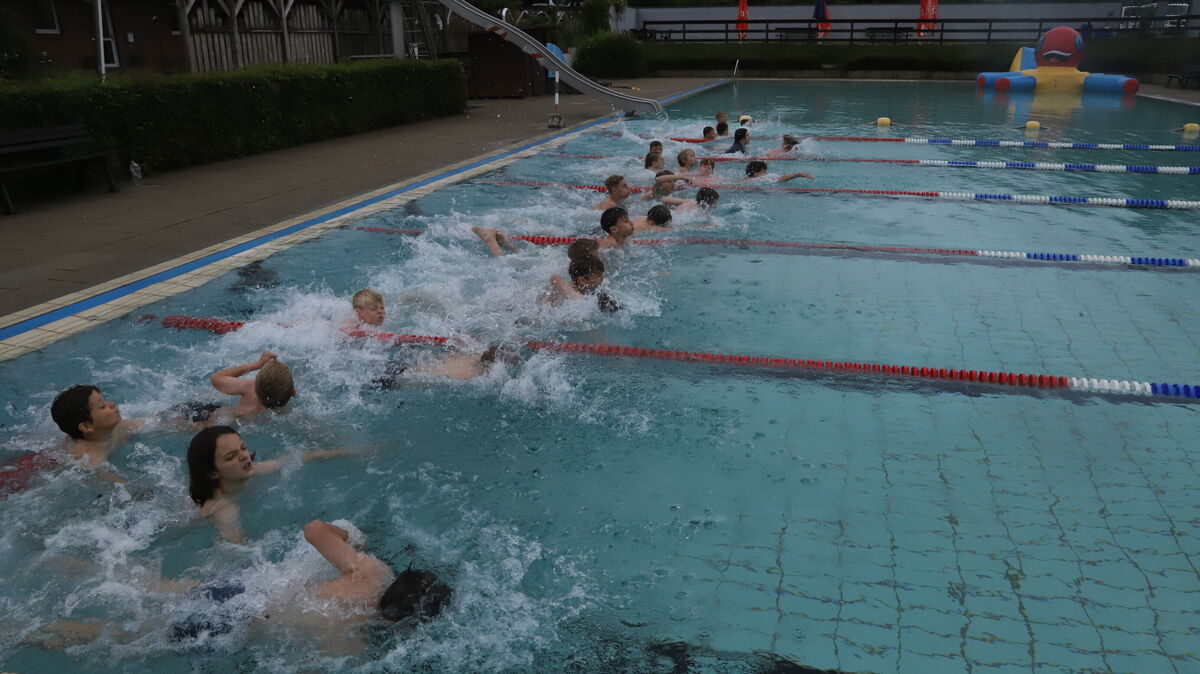 Start zum ersten Wettkampf des diesjährigen "go sports triathlons" Wingst. Begonnen wurde natürlich mit der Teildisziplin Schwimmen. Foto: Witthohn