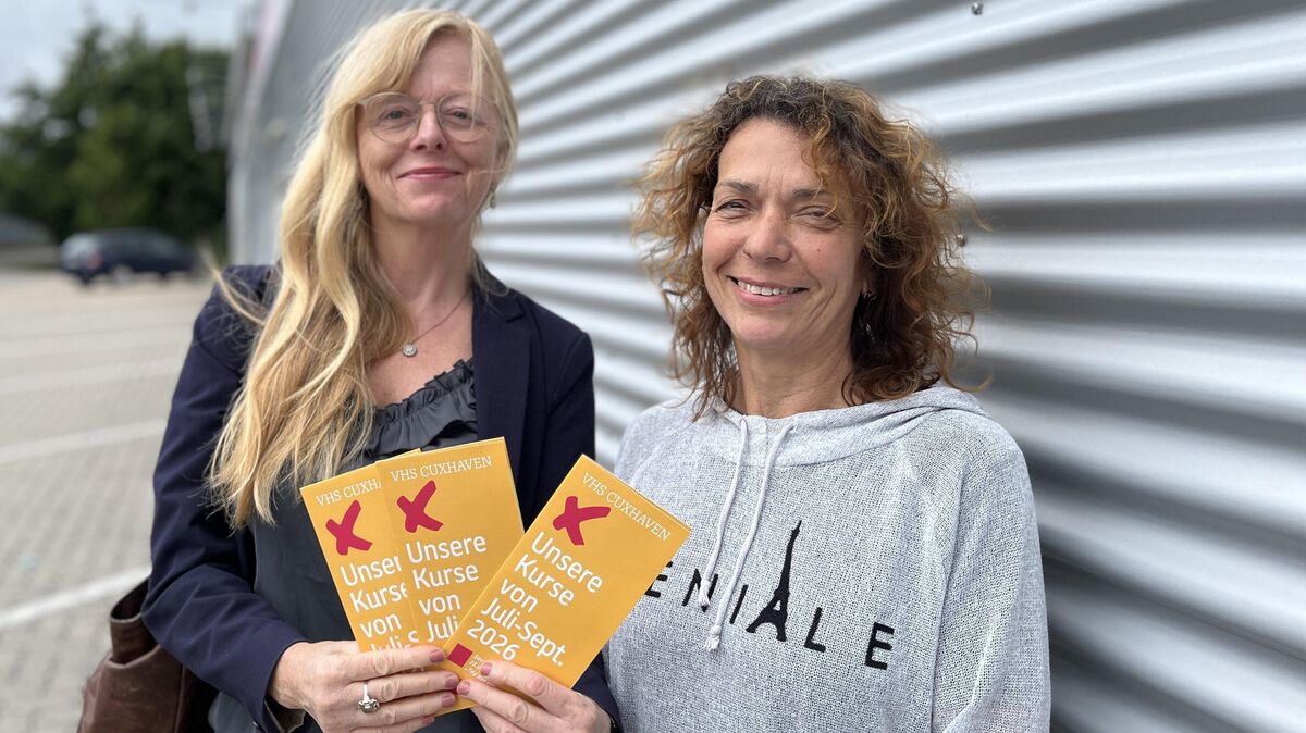 Heike Uffenbrink (l.) und Kim Sennert, Leiterinnen der VHS der Stadt Cuxhaven, verraten ihre Favoriten für die zweite Jahreshälfte. Foto: Reese-Winne