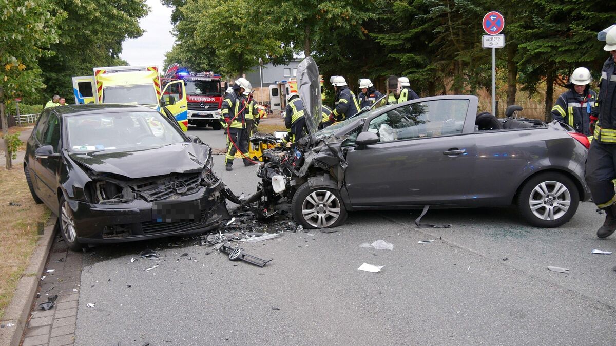 In dem Opel Corsa wird die Insassin eingeklemmt. An beiden Fahrzeugen entsteht Totalschaden, der auf etwa 25.000 Euro geschätzt wird. Foto: Lange