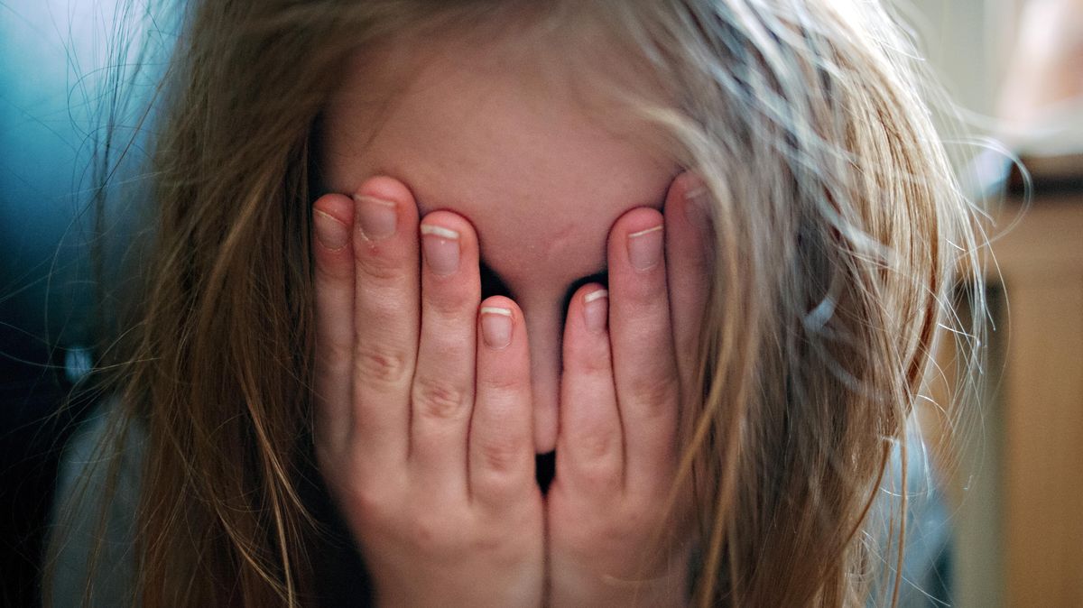 Trauriger Ermittlungserfolg für die Cuxhavener Polizei: Nach der Festnahme eines Mannes, der eine Grundschülerin sexuell missbraucht und davon Videos ins Netz gestellt hat, identifizierten die Polizisten mehrere weitere Beschuldigte und Opfer, auch aus Cuxhaven.Symbolfoto: Nicolas Armer/dpa
