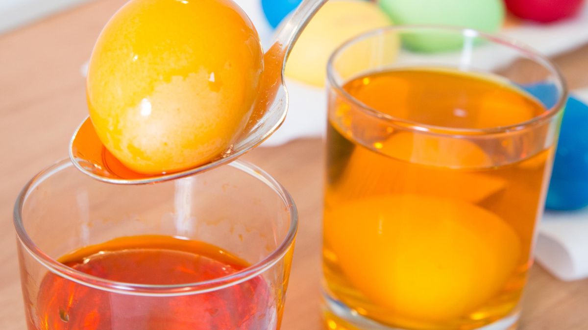 Das Eierfärben ist zum Osterfest ein beliebtes Ritual in vielen Familien. Foto: Florian Schuh/dpa