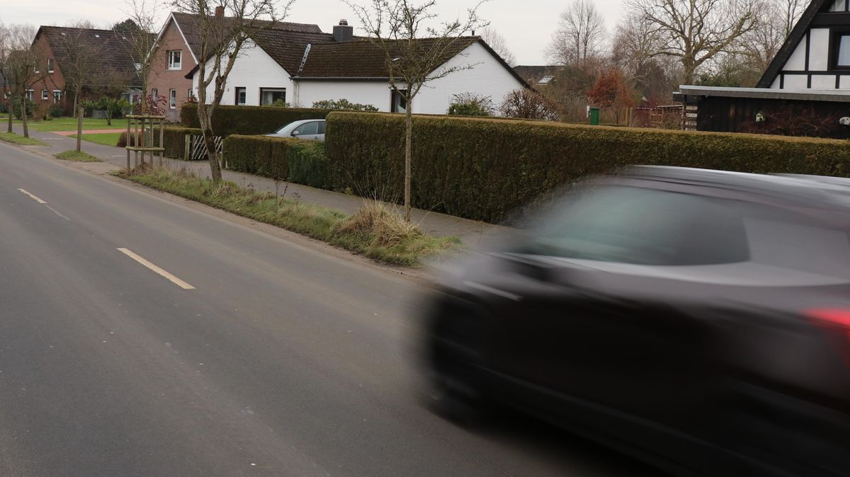 Die verkehrliche Belastung auf der Otterndorfer Schleusenstraße nimmt zu: Die Anwohner drängen auf Tempo 30. Foto: Mangels