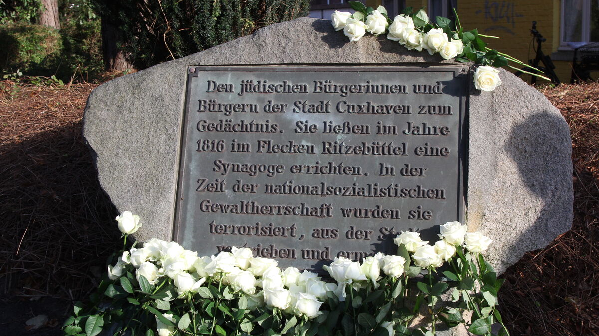 Der jüdischen Opfer des NS-Systems wurde mit weißen Rosen gedacht. Foto: Reese-Winne