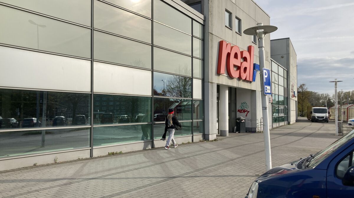Seit beinahe eineinhalb Jahren geschlossen: der ehemalige Real-Markt an der Konrad-Adenauer-Allee. Foto: Koppe