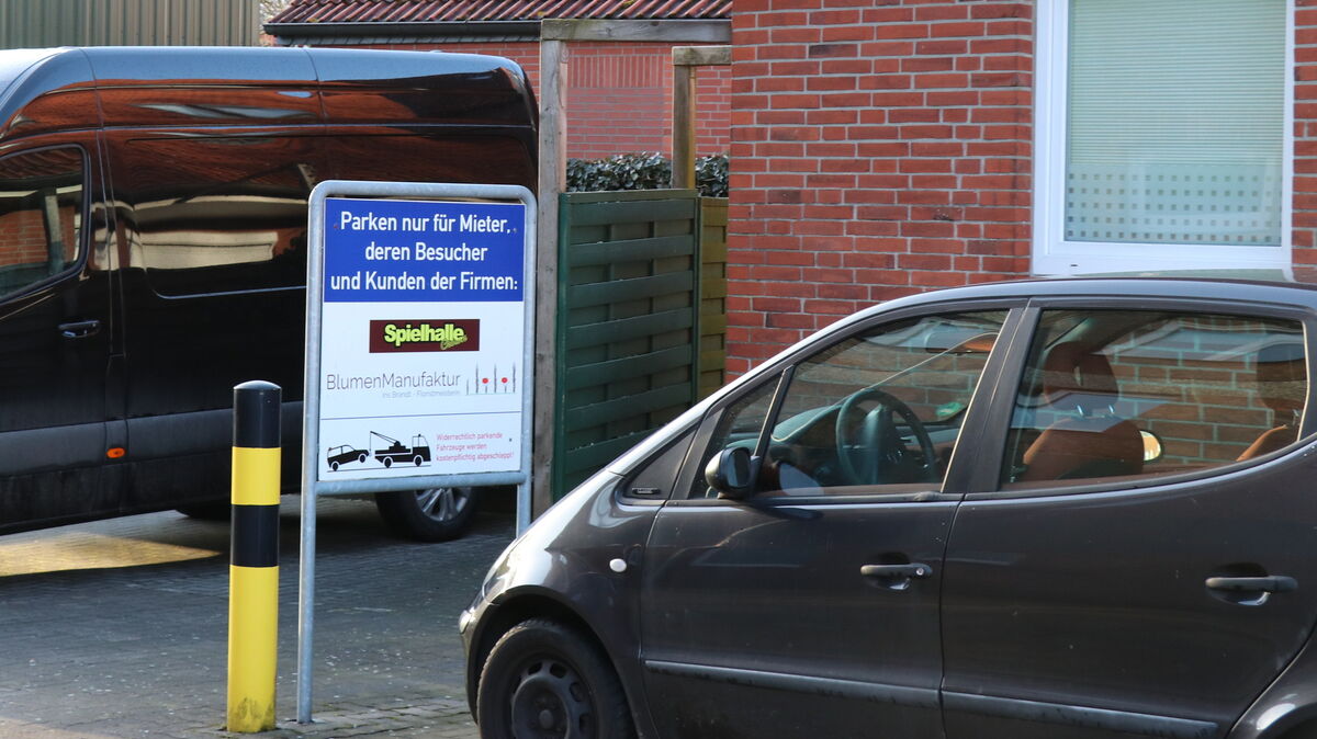 Ein Schild auf dem Parkplatz in Otterndorf informiert die Autofahrer über die geltenden Parkregeln. Foto: Mangels