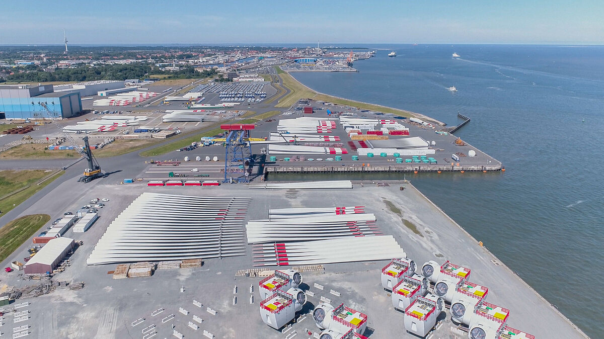 Der Cuxhavener Hafen ist wichtigster Umschlagplatz für On- und Offshore-Windkraft-Komponenten in Deutschland. Werden die neuen US-Importzölle an dieser Stelle Spuren hinterlassen? Die Hafenwirtschaft macht sich aktuell wenig Sorgen. Foto: Wirtschaftsförderung