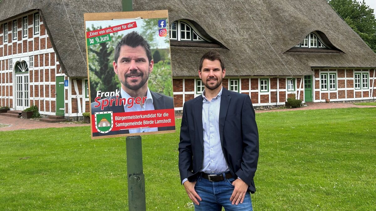 Frank Springer neben einem Wahlplakat vor dem Bördehuus in Lamstedt. Am Sonntag möchte er zum Samtgemeindebürgermeister der Börde Lamstedt gewählt werden. Foto: Rohde