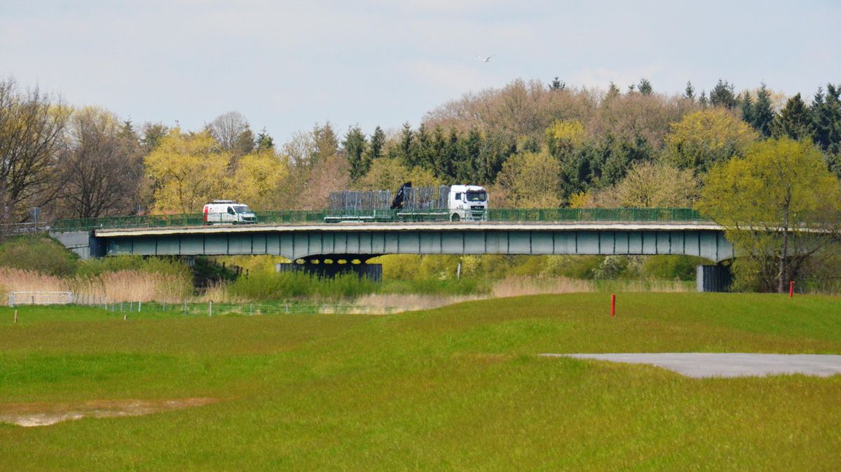 Die Ostebrücke in Hechthausen ist derzeit halbseitig gesperrt. Foto: Schröder